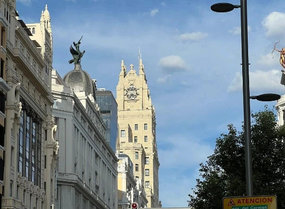 聚趣留学：2026西班牙留学逆袭指南：30万预算如何躺进全球TOP100名校？