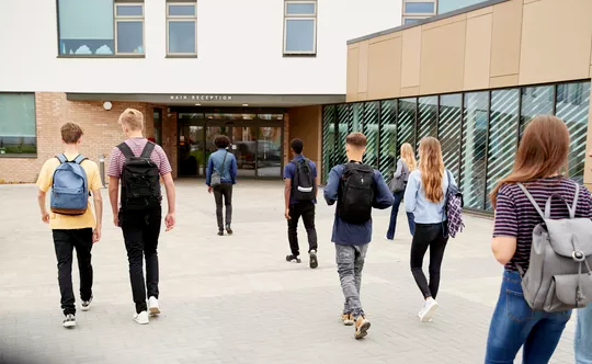 2024-2025学年法国留学人数达44.35万，毕业后，有多少人选择留下？